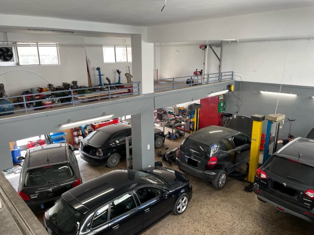 Το εσωτερικό του KN Garage στον Νέο Κόσμο, γεμάτο αυτοκίνητα Volvo για συντήρηση και επισκευή.