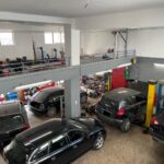 Το εσωτερικό του KN Garage στον Νέο Κόσμο, γεμάτο αυτοκίνητα Volvo για συντήρηση και επισκευή.