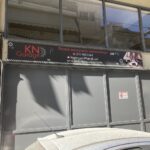 Η είσοδος του KN Garage, εξειδικευμένου συνεργείου Volvo στον Νέο Κόσμο.