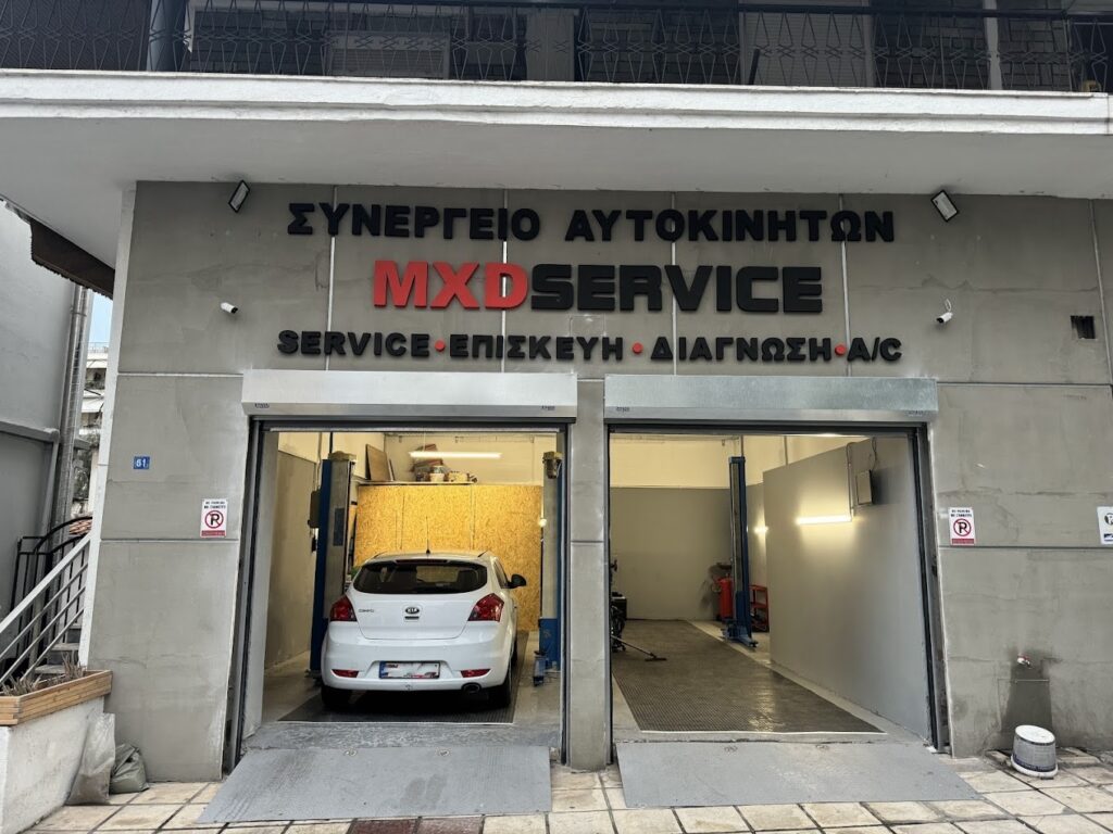 "Είσοδος του συνεργείου MXD SERVICE στον Εύοσμο Θεσσαλονίκης με αυτοκίνητο στον χώρο υποδοχής."