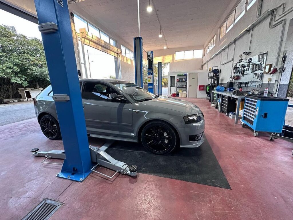 Audi σε ανυψωτικό στο συνεργείο Zois Car Service στα Ιωάννινα για συντήρηση.