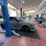 Audi σε ανυψωτικό στο συνεργείο Zois Car Service στα Ιωάννινα για συντήρηση.