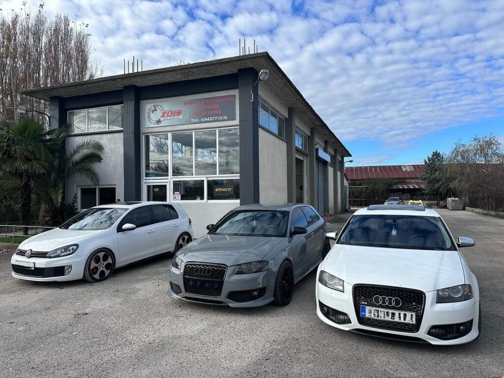 Εξωτερικός χώρος του συνεργείου Zois Car Service στα Ιωάννινα με αυτοκίνητα Audi και VW.