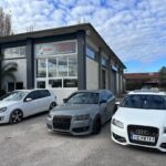 Εξωτερικός χώρος του συνεργείου Zois Car Service στα Ιωάννινα με αυτοκίνητα Audi και VW.