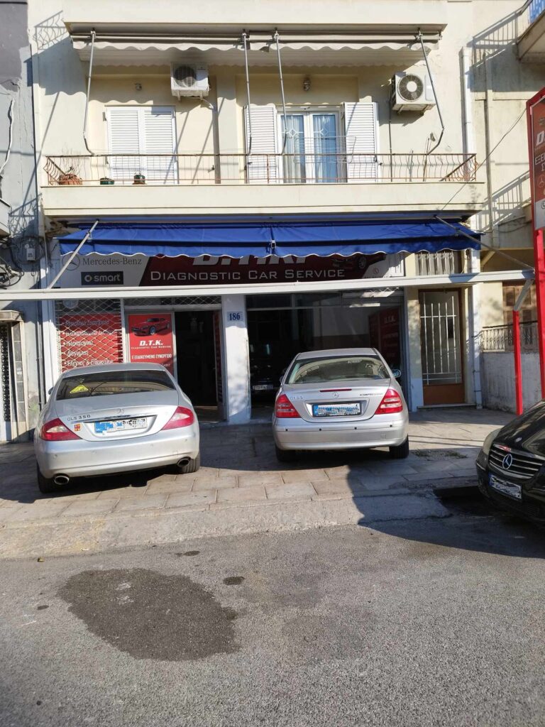 Είσοδος του συνεργείου Dtk Kostopoulos με οχήματα Mercedes στο Κερατσίνι