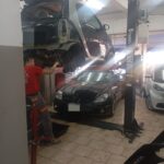Ανυψωμένο Mercedes-Benz για επιθεώρηση σε συνεργείο στο Κερατσίνι