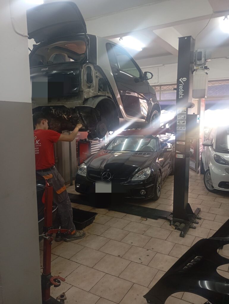 Ανυψωμένο Mercedes-Benz για επιθεώρηση σε συνεργείο στο Κερατσίνι