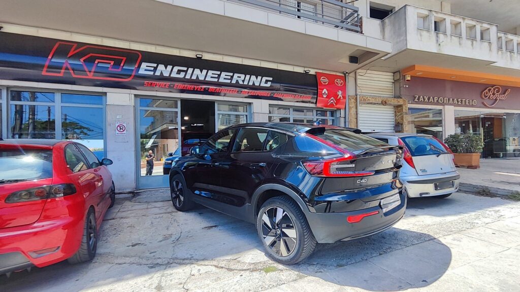 Μαύρο Volvo στον εξωτερικό χώρο του συνεργείου KD Engineering στα Σπάτα