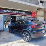 Μαύρο Volvo στον εξωτερικό χώρο του συνεργείου KD Engineering στα Σπάτα