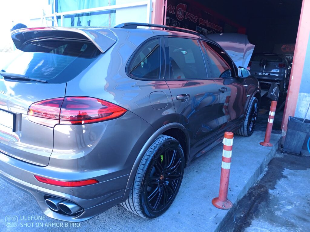 SUV αυτοκίνητο με βελτιώσεις επιδόσεων από το Xaloftis Performance στα Μέγαρα.