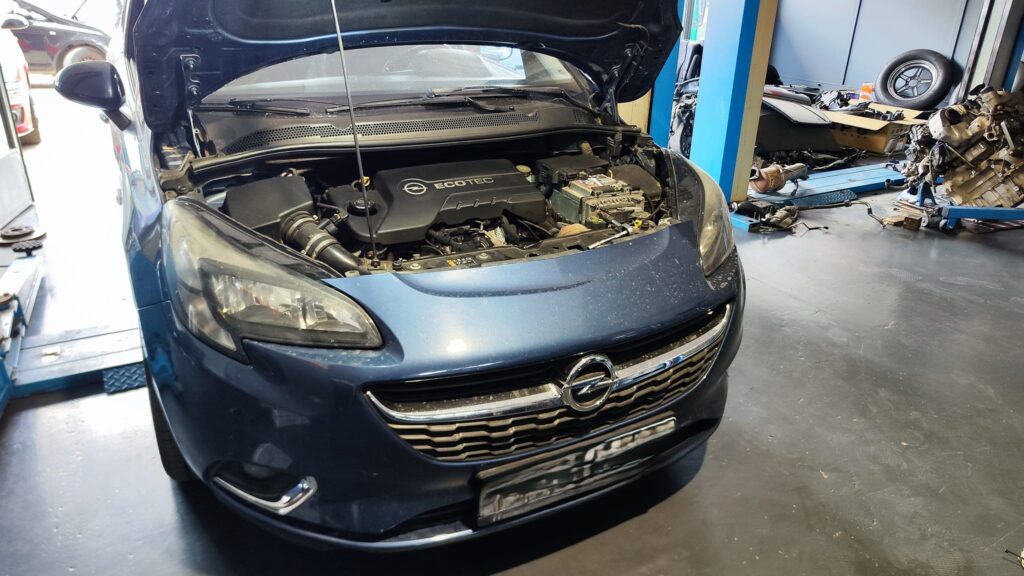 Ανοιχτός κινητήρας Opel για συντήρηση στο KD Engineering στα Σπάτα