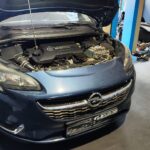 Ανοιχτός κινητήρας Opel για συντήρηση στο KD Engineering στα Σπάτα