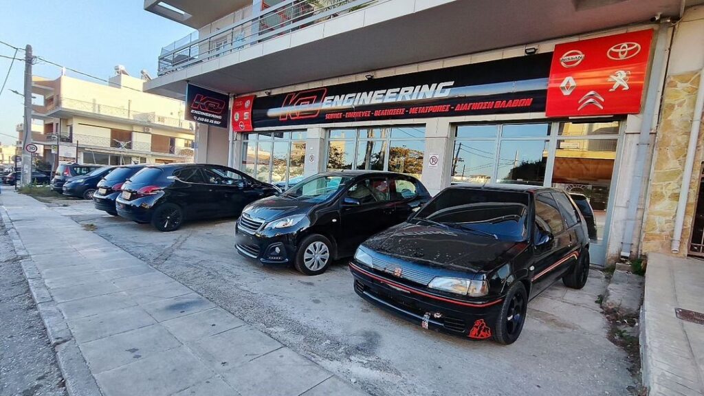 Εξωτερική όψη του συνεργείου KD Engineering στα Σπάτα με αυτοκίνητα Opel, Citroën, Peugeot