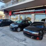 Εξωτερική όψη του συνεργείου KD Engineering στα Σπάτα με αυτοκίνητα Opel, Citroën, Peugeot