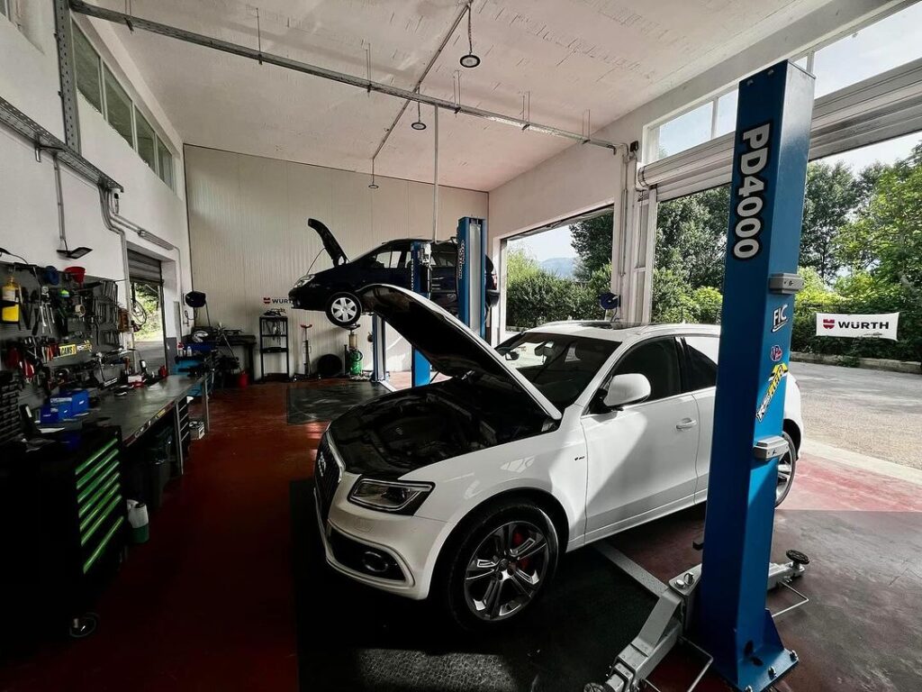 Άσπρο Audi στο συνεργείο Zois Car Service στα Ιωάννινα για διάγνωση και επισκευή.