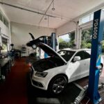 Άσπρο Audi στο συνεργείο Zois Car Service στα Ιωάννινα για διάγνωση και επισκευή.