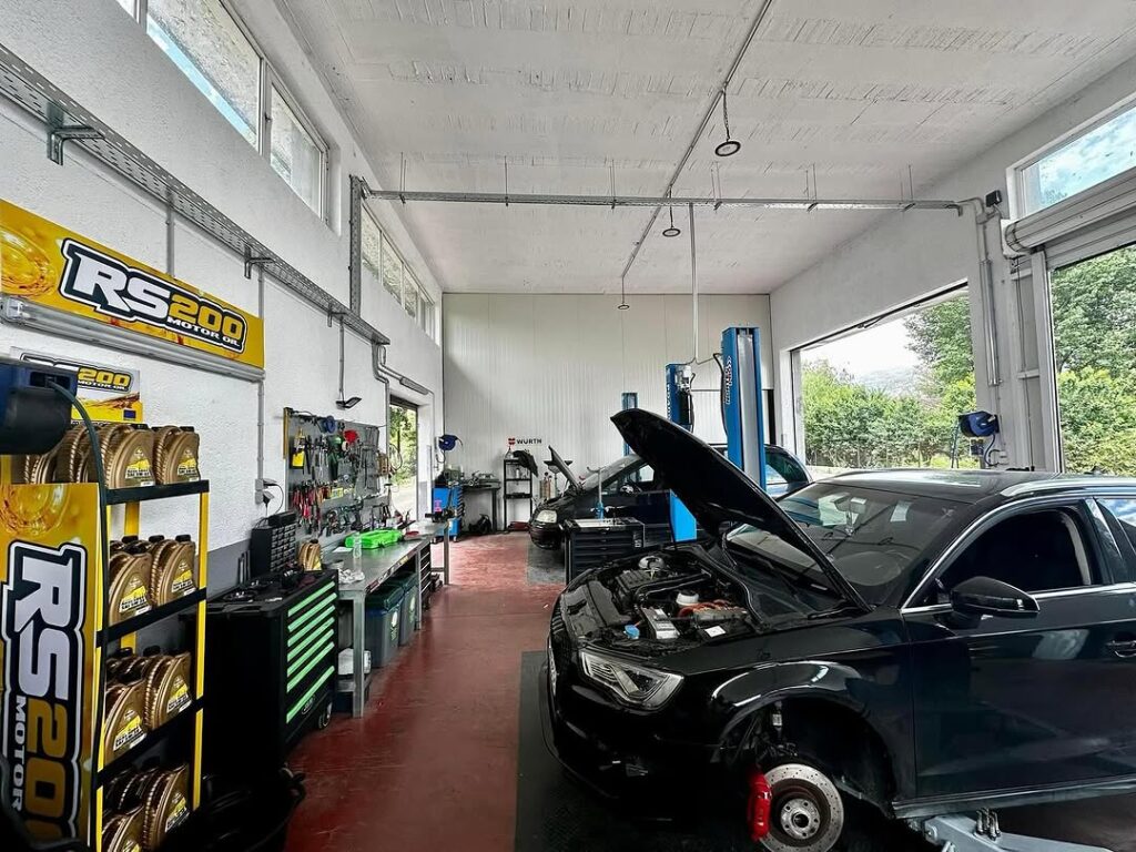 Αυτοκίνητα VW και Seat σε ανυψωτικά στο Zois Car Service στα Ιωάννινα.