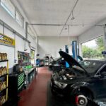 Αυτοκίνητα VW και Seat σε ανυψωτικά στο Zois Car Service στα Ιωάννινα.