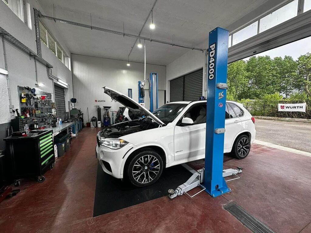 Skoda σε επισκευή στο Zois Car Service στα Ιωάννινα με ανοιχτό καπό.