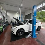 Skoda σε επισκευή στο Zois Car Service στα Ιωάννινα με ανοιχτό καπό.