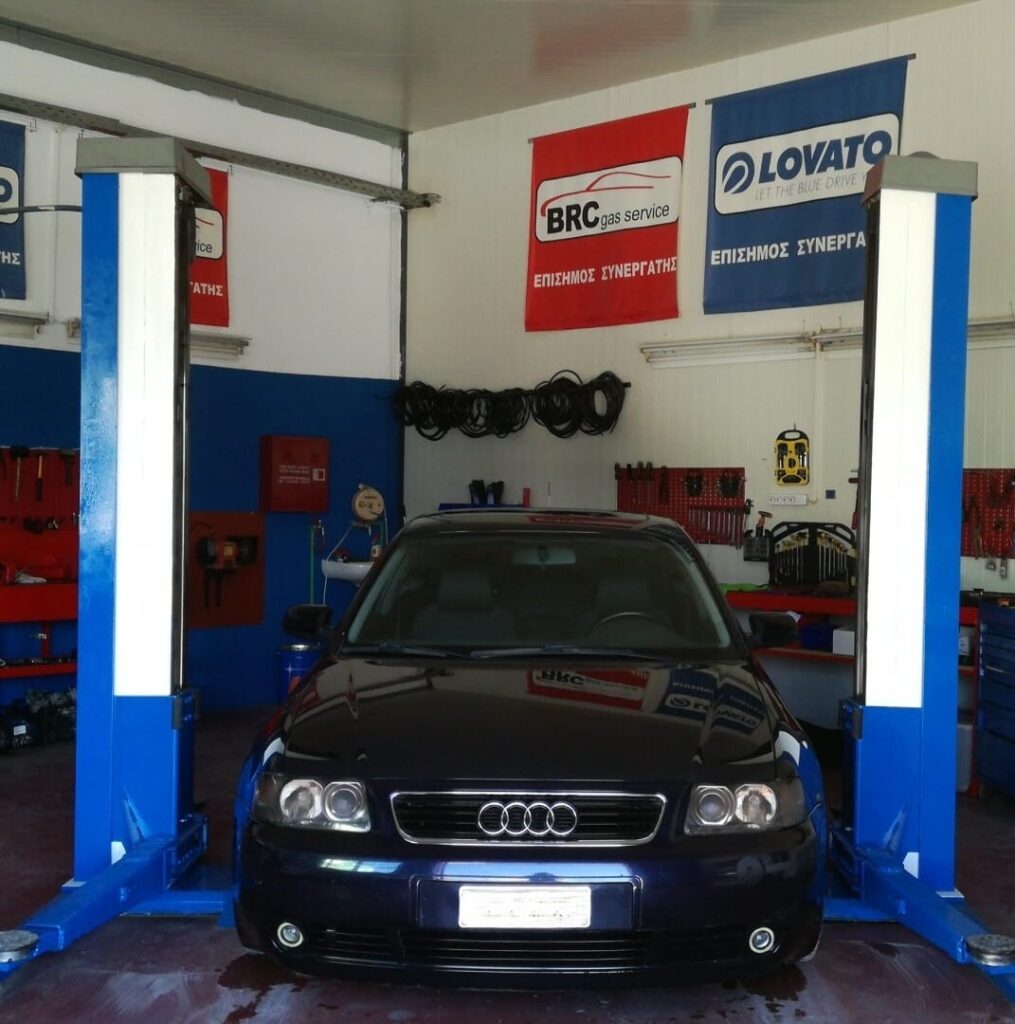 Μαύρο αυτοκίνητο σε ανυψωτικό στο AutoGas Θεσσαλίας