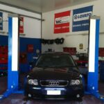Μαύρο αυτοκίνητο σε ανυψωτικό στο AutoGas Θεσσαλίας