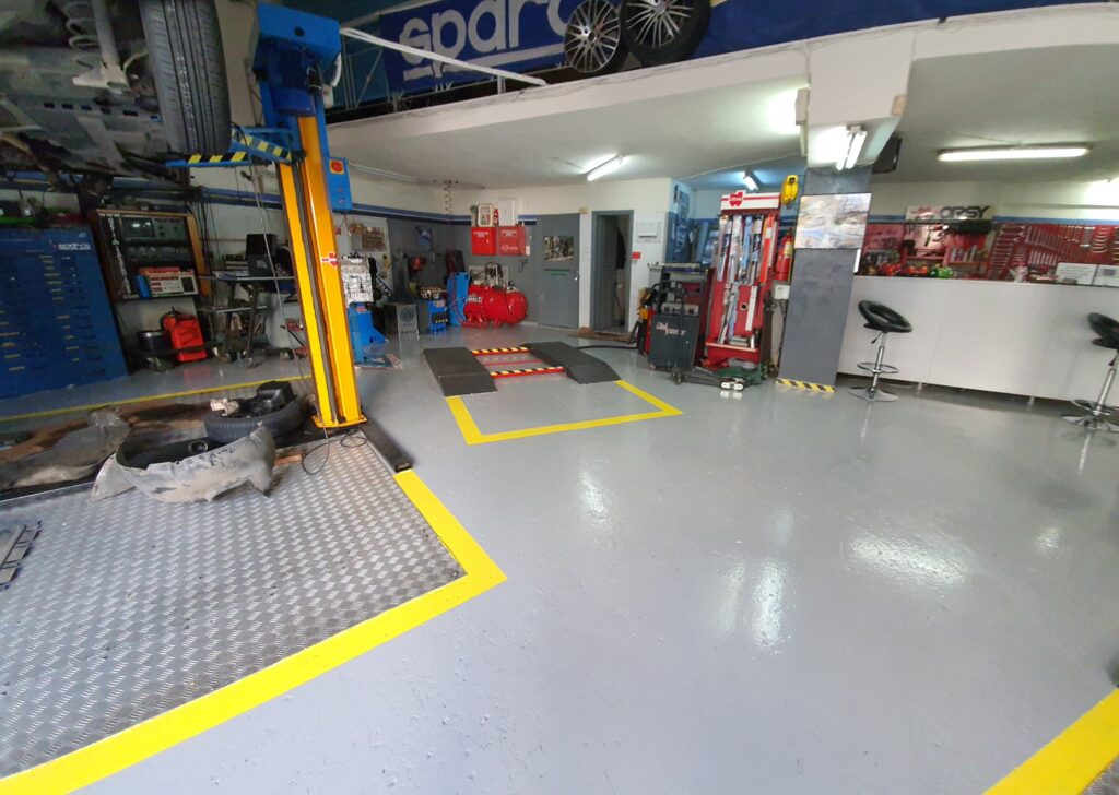 Συνεργείο BMW στο Ίλιον με πλήρως εξοπλισμένο χώρο εργασίας.