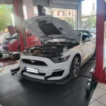 Λευκό αυτοκίνητο Peugeot στο συνεργείο Automotive Repair για συντήρηση και επισκευή.