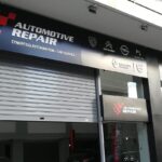 Είσοδος συνεργείου Automotive Repair στα Πατήσια, εξειδικευμένο σε Peugeot, Renault και Citroen.