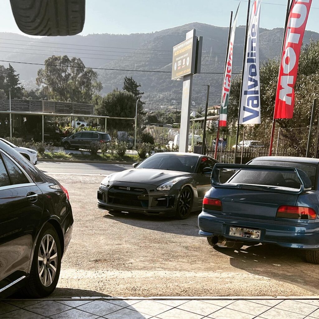 Αυτοκίνητα Subaru έξω από το συνεργείο AUTO ΠΑΠΑΔΟΠΟΥΛΟΣ στην Παιανία.
