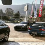 Αυτοκίνητα Subaru έξω από το συνεργείο AUTO ΠΑΠΑΔΟΠΟΥΛΟΣ στην Παιανία.