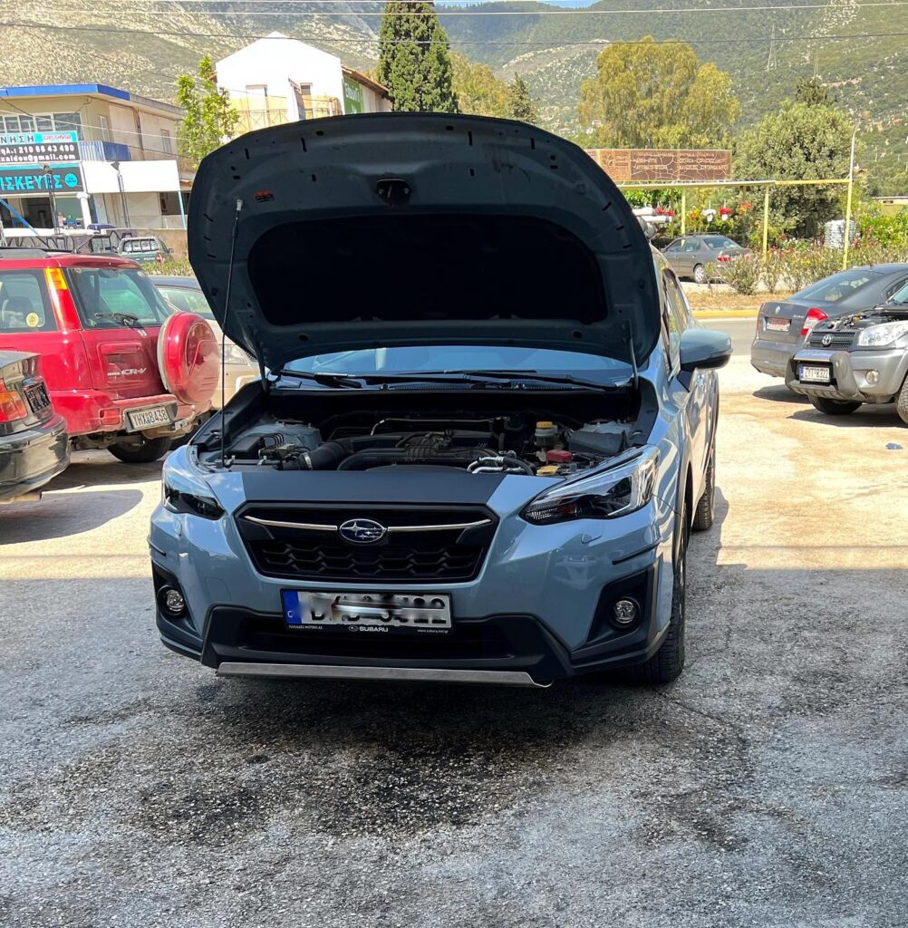 Subaru Outback με ανοιχτό καπό στο AUTO ΠΑΠΑΔΟΠΟΥΛΟΣ.