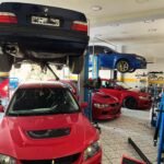 Αυτοκίνητα Subaru και άλλα οχήματα στο ανυψωτικό για service στο AUTO ΠΑΠΑΔΟΠΟΥΛΟΣ.