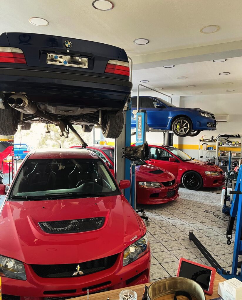 Αυτοκίνητα Subaru και άλλα οχήματα στο ανυψωτικό για service στο AUTO ΠΑΠΑΔΟΠΟΥΛΟΣ.