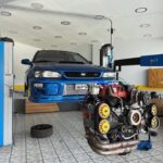 Subaru στο ανυψωτικό για service στο AUTO ΠΑΠΑΔΟΠΟΥΛΟΣ στην Παιανία.