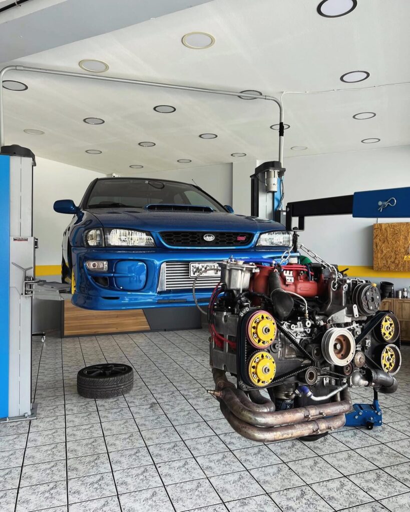 Subaru στο ανυψωτικό για service στο AUTO ΠΑΠΑΔΟΠΟΥΛΟΣ στην Παιανία.