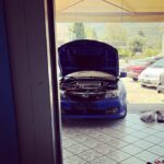 Subaru με ανοιχτό καπό για service στο AUTO ΠΑΠΑΔΟΠΟΥΛΟΣ.