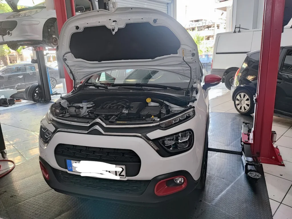 Citroen με ανοιχτό καπό για επισκευή στο συνεργείο Automotive Repair στα Πατήσια.