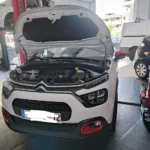 Citroen με ανοιχτό καπό για επισκευή στο συνεργείο Automotive Repair στα Πατήσια.