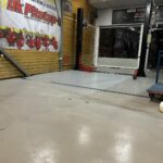 Είσοδος του DK PITSTOP με χώρους υποδοχής και σέρβις στο Περιστέρι.