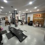 Εσωτερικός χώρος του DK PITSTOP, σύγχρονος εξοπλισμός για γρήγορο service αυτοκινήτου στο Περιστέρι.