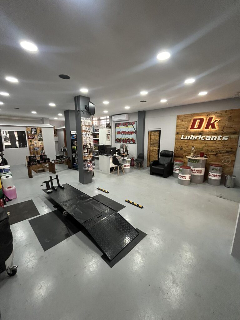 Εσωτερικός χώρος του DK PITSTOP, σύγχρονος εξοπλισμός για γρήγορο service αυτοκινήτου στο Περιστέρι.