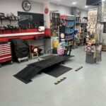 Γραφείο και εξοπλισμός στο DK PITSTOP για σέρβις αυτοκινήτων και μοτοσυκλετών στο Περιστέρι.
