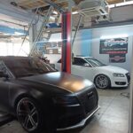 Εσωτερικός χώρος συνεργείου με Audi σε επισκευή στο CHRYSOUDIS AUTOMOTIVE, Τούμπα Θεσσαλονίκης.