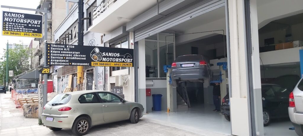 Είσοδος του συνεργείου αυτοκινήτων Samios Motorsport στην Καλλιθέα, με ανεβασμένο όχημα σε ανυψωτικό.