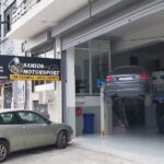 Είσοδος του συνεργείου αυτοκινήτων Samios Motorsport στην Καλλιθέα, με ανεβασμένο όχημα σε ανυψωτικό.