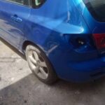 Πλαϊνή όψη μπλε αυτοκινήτου μετά από επισκευή φανοποιείου.