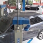 Αυτοκίνητο σε ανυψωτικό στο συνεργείο αυτοκινήτων Samios Motorsport στην Καλλιθέα.