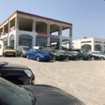 Εξωτερική όψη του συνεργείου Kosmos Auto Service στην Κω με σταθμευμένα αυτοκίνητα.