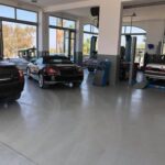 Εσωτερικός χώρος του Kosmos Auto Service στην Κω με αυτοκίνητα σε επισκευή.